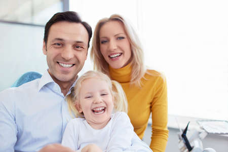 Familia sonriente en una clínica dental Foto de archivo - 20625680
