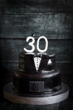 Blanc Et Noir Smoking Mariage Ou Le Gateau D Anniversaire De L Homme Avec Numero Blanc 30 Banque D Images Et Photos Libres De Droits Image Blanc Et Noir Smoking Mariage Ou Le Gateau D Anniversaire De L Homme Avec Numero Blanc 30 Banque D Images Et Photos Libres De Droits Image