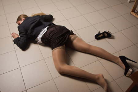 女性　レイプ死体 