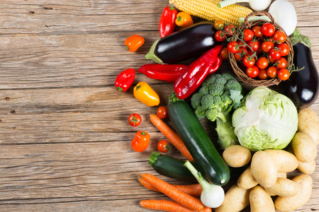 a carrot: Rau quả trên nền gỗ với không gian cho văn bản, xem hàng đầu. Thực phẩm hữu cơ. Kho ảnh