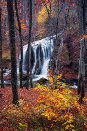 Bild auf Leinwand Wunderschöner Wasserfall Herbst Wald Krim Berge Sonn Bild auf Leinwand Wunderschöner Wasserfall Herbst Wald Krim Berge Sonn