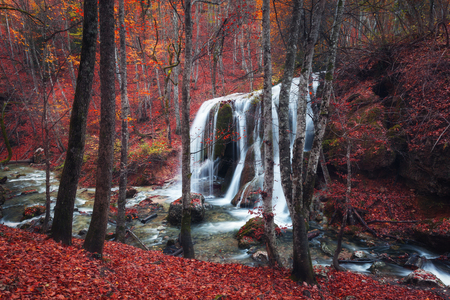 Bild auf Leinwand Wunderschöner Wasserfall Herbst Wald Krim Berge Sonn Bild auf Leinwand Wunderschöner Wasserfall Herbst Wald Krim Berge Sonn