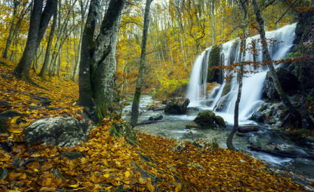 Bild auf Leinwand Wunderschöner Wasserfall Herbst Wald Krim Berge Sonn Bild auf Leinwand Wunderschöner Wasserfall Herbst Wald Krim Berge Sonn