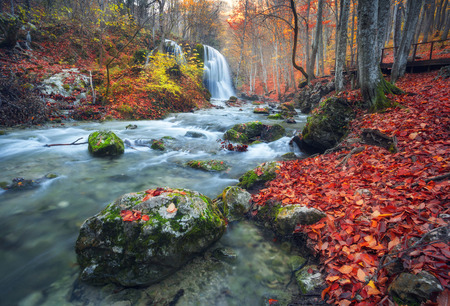 Bild auf Leinwand Wunderschöner Wasserfall Herbst Wald Krim Berge Sonn Bild auf Leinwand Wunderschöner Wasserfall Herbst Wald Krim Berge Sonn