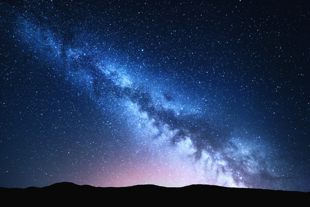 Milchstrasse Und Rosa Licht Auf Die Berge Nacht Bunte Landschaft Sternenhimmel Mit Hugeln Im Sommer Schone Universum Raum Hintergrund Mit Galaxie Reisen Hintergrund Lizenzfreie Fotos Bilder Und Stock Fotografie Image 65611020