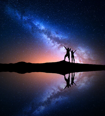天の川。夜空と星や水の反射と湖の近くの山に立っているだけで人の 