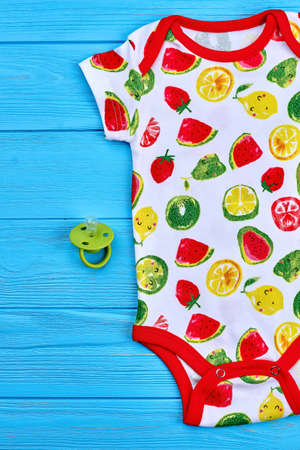 Body Bebe Mignon En Coton A La Mode Grenouillere Et Sucette D Ete Biologique D Impression De Fruit Pour Le Nouveau Ne Vue De Dessus Banque D Images Et Photos Libres De Droits Image