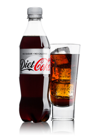 ロンドン イギリス 17 年 6 月 9 日 アルミ缶と白い背景のダイエット コーラ清涼飲料のガラス コカ コーラ社では アメリカの多国籍飲料会社 の写真素材 画像素材 Image