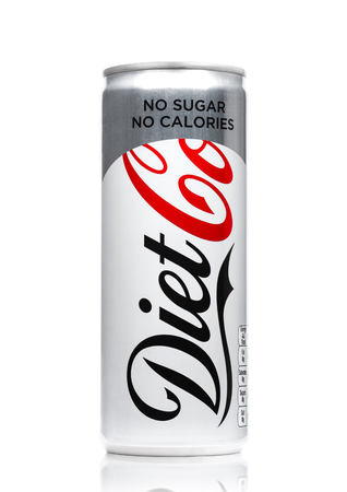 ロンドン イギリス 17 年 6 月 9 日 アルミ缶と白い背景のダイエット コーラ清涼飲料のガラス コカ コーラ社では アメリカの多国籍飲料会社 の写真素材 画像素材 Image