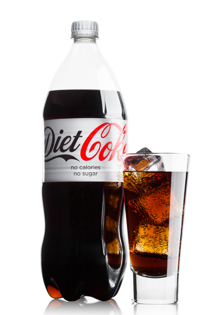 ロンドン イギリス 17 年 6 月 9 日 アルミ缶と白い背景のダイエット コーラ清涼飲料のガラス コカ コーラ社では アメリカの多国籍飲料会社 の写真素材 画像素材 Image