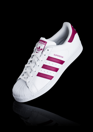 ロンドン 英国 18年1月12日 アディダスオリジナルススーパースターの赤い靴を黒い背景に スポーツシューズ 衣類 アクセサリーの設計 製造を行うドイツの多国籍企業 の写真素材 画像素材 Image ロンドン 英国 18年1月12日 アディダスオリジナルススーパースターの赤い靴を黒い背景に スポーツシューズ 衣類 アクセサリーの設計 製造を行うドイツの多国籍企業 の写真素材 画像素材 Image