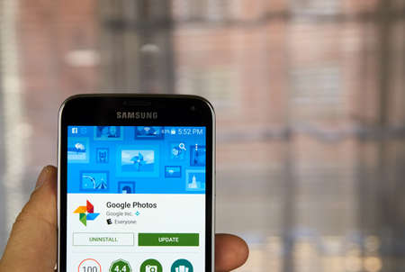 logo samsung: MONTREAL, CANADA - MARCH 20, 2016 - Google photos application on android smartphone. Google Photos is a photograph and video sharing and storage service by Google