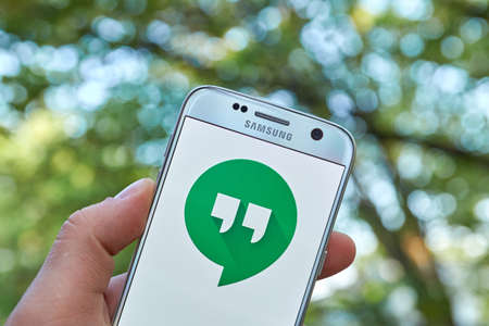 logo samsung: MONTREAL, CANADA - MAY 23, 2016 : Google Hangouts application on Samsung S7 screen. Hangouts allows to make voice calls and send sms, mms messages. biên tập