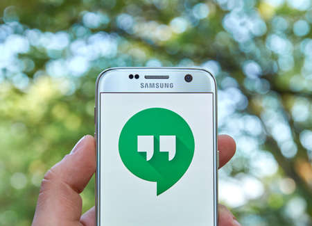 logo samsung: MONTREAL, CANADA - MAY 23, 2016 : Google Hangouts application on Samsung S7 screen. Hangouts allows to make voice calls and send sms, mms messages. biên tập