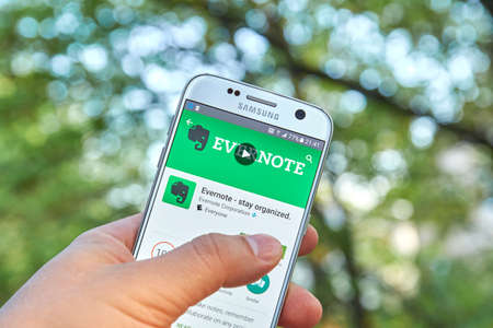 logo samsung: MONTREAL, CANADA - ngày 23 tháng 5 năm 2016: ứng dụng Evernote trên màn hình Samsung S7. Evernote là một nền tảng, ứng dụng freemium thiết kế cho ghi chú, tổ chức và lưu trữ. biên tập
