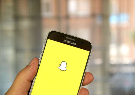 logo samsung: MONTREAL, CANADA - ngày 23 Tháng Sáu 2016 - Snapchat ứng dụng trên Android màn hình Samsung S7. Snapchat là một ứng dụng nhắn tin di động sử dụng để chia sẻ hình ảnh, video, văn bản và bản vẽ. biên tập