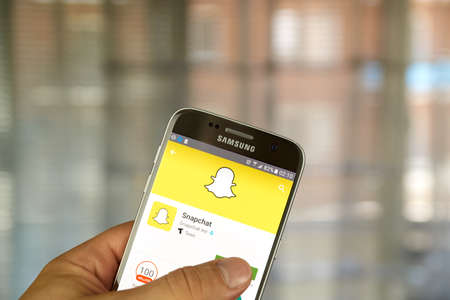 logo samsung: MONTREAL, CANADA - ngày 23 Tháng Sáu 2016 - Snapchat ứng dụng trên Android màn hình Samsung S7. Snapchat là một ứng dụng nhắn tin di động sử dụng để chia sẻ hình ảnh, video, văn bản và bản vẽ. biên tập