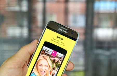 logo samsung: MONTREAL, CANADA - 01 tháng 7 năm 2016 - Snapchat Snap trên điện thoại thông minh di động Android. Snapchat là một ứng dụng nhắn tin di động sử dụng để chia sẻ hình ảnh, video, văn bản và bản vẽ.