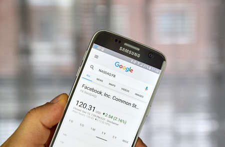 logo samsung: MONTREAL, CANADA - DECEMBER 23, 2016 : Google Finance page with stock chart and FB ticker on Samsung S7 screen. biên tập