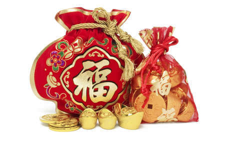 Bag of gold coins: Hai Túi quà năm mới của Trung Quốc và vàng thỏi trên nền trắng