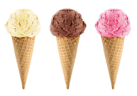 ice cream: Chocolate, vanilla và kem dâu tây trong hình nón trên nền trắng với đường cắt.