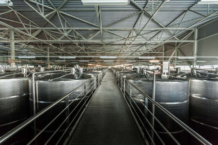 ワイナリー Belje ワインと 800 万リットルの容量を保持するための 0 以上のクローム タンクと 00 万ユーロの価値がある近代的なワイナリーのインテリア の写真素材 画像素材 Image ワイナリー Belje ワインと 800 万リットルの容量を保持するための 0 以上のクローム タンクと 00 万ユーロの価値がある近代的なワイナリーのインテリア の写真素材 画像素材 Image