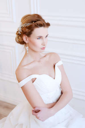 ブライダルの髪型とメイク 長いブロンドの髪を着て 若い女性はビーズ コサージュと白いレースのウェディング ドレス の写真素材 画像素材 Image