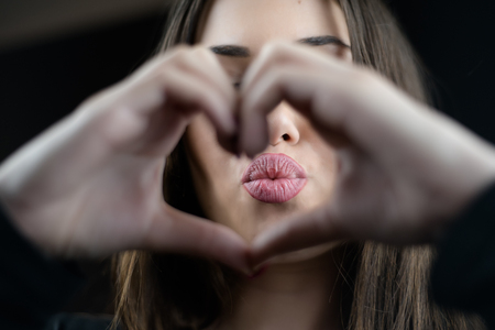 美しい若い女性を見下ろして 分離の黒い背景の指で彼女の唇に触れる の写真素材 画像素材 Image 美しい若い女性を見下ろして 分離の黒い背景の指で彼女の唇に触れる の写真素材 画像素材 Image