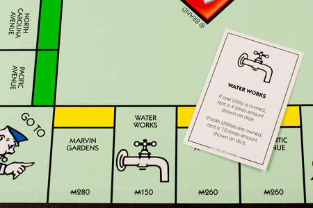 River Falls Wisconsin Novembre 11 15 Un Plateau De Monopoly Avec Les Cartes Chance Monopoly Est Nee Aux Etats Unis En Mil Neuf Cent Trois Banque D Images Et Photos Libres De Droits Image River Falls Wisconsin Novembre 11 15 Un Plateau De Monopoly Avec Les Cartes Chance Monopoly Est Nee Aux Etats Unis En Mil Neuf Cent Trois Banque D Images Et Photos Libres De Droits Image