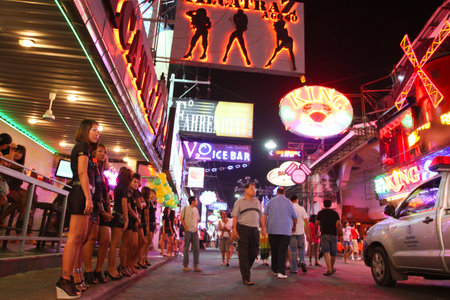 Pattaya Thailand 20 Februar Nachtleben In Der Nahe Homosexuell Bar Auf Der Walking Street Am 20 Februar 2012 In Pattaya Thailand Es Ist Eine Touristenattraktion Die Auslander Und Thailandische Staatsburger Vor