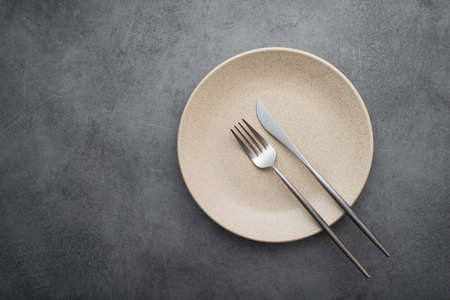 石のテーブルの上に金属フォークとナイフ 食後のカトラリーの手配 トップビュー お客様は料理が好きでした の写真素材 画像素材 Image 石のテーブルの上に金属フォークとナイフ 食後のカトラリーの手配 トップビュー お客様は料理が好きでした の写真素材 画像素材 Image