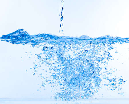 クローズ アップ 水に落下する水のストリーム の写真素材 画像素材 Image