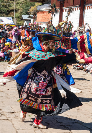 ブムタン ブータンの伝統的なお祭りで仮面ダンサー の写真素材 画像素材 Image