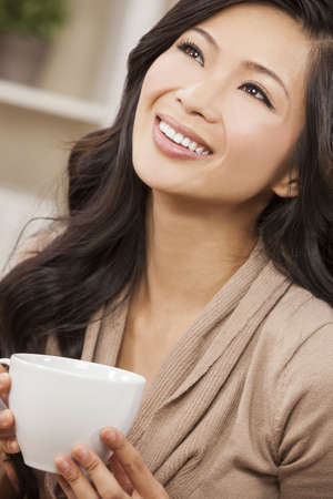 こぼれるような笑顔が素敵な美しい若い中国語アジア東洋女性 の写真素材 画像素材 Image