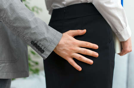 職場のセクシュアル ハラスメント 男性秘書のお尻の携帯電話で写真を撮影します の写真素材 画像素材 Image 職場のセクシュアル ハラスメント 男性秘書のお尻の携帯電話で写真を撮影します の写真素材 画像素材 Image