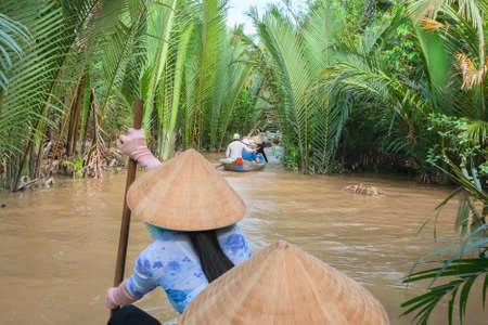 The landscape of Saigon: người phụ nữ chèo Việt ở sông Mê Kông Việt Nam