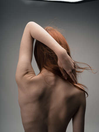 拒食症 ヌード 拒食症のクローズアップをポーズする裸の背中の女性の写真素材・画像素材 Image 174518284