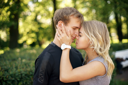 ロマンチックなカップルの夏の日の公園でハグします 金髪柔らかい女の子の彼氏を抱き締めます の写真素材 画像素材 Image