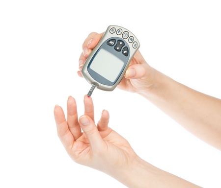 糖尿病患者の血糖レベルの血液検査は超ミニ Glucometer と白い背景で隔離の指およびテスト ストリップからの血の小滴を使用しての測定 の写真素材 画像素材 Image