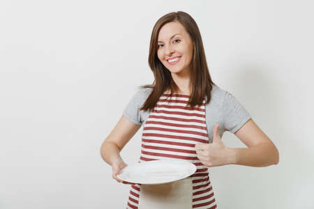 ストライプエプロンの若い白人の主婦 白い背景に隔離された灰色のtシャツ 手に持っている家政婦の女性は白い空の丸い皿 提供情報の領域をコピーする の写真素材 画像素材 Image ストライプエプロンの若い白人の主婦 白い背景に隔離された灰色のtシャツ 手に持っている家政婦の女性は白い空の丸い皿 提供情報の領域をコピーする の写真素材 画像素材 Image