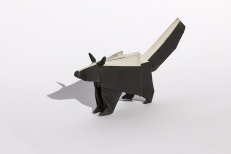 折り紙スカンクは 白で隔離 スカンクは黒と白の色で 立っているように表示されます の写真素材 画像素材 Image