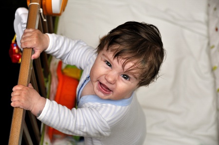 Bebe Poilu Se Penche Sur Le Lit Et Sourit Banque D Images Et Photos Libres De Droits Image