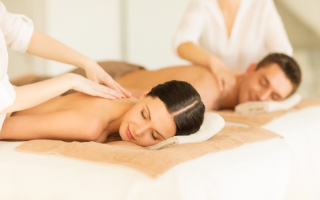 Massage: картина пара в спа-салон, получение массаж Фото со стока