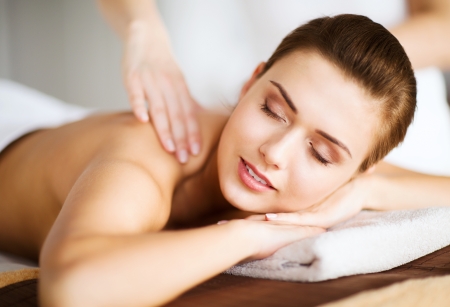 Massage: красота и спа-концепцию - женщина в спа-салоне, получая массаж