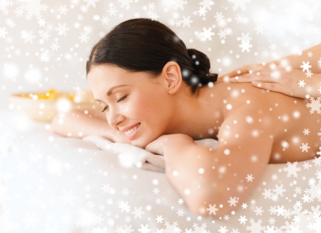 Massage: здоровье и красота, курорт и отдых понятие - женщина в спа-салоне становится массаж