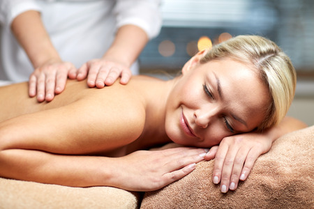 Massage: люди, красоты, спа, здоровый образ жизни и отдых понятие - крупным планом красивой молодой женщины, лежа с закрытыми глазами и имеющие массаж рук в спа-