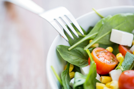 manger sainement régime végétarien cuisine et concept de cuisine bouchent de bol à salade de légumes et fourchette à la maison