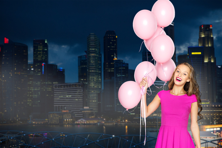 Partei Leute Geburtstag Feiertage Und Modekonzept Gluckliche Junge Frau Oder Jugendlich Madchen Im Rosa Kleid Mit Heliumluftballonen Uber Blaulichthintergrund Lizenzfreie Fotos Bilder Und Stock Fotografie Image 52680726