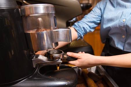 restaurantküchenausrüstungsliste 53404967 ausrüstung café menschen und technologiekonzept in der nähe von maschine im café bar oder einem restaurant frau die kaffeeküche kaffeestube leute und technologiekonzept nah oben von restaurantküchenausrüstungsliste 53404967 ausrüstung café menschen und technologiekonzept in der nähe von maschine im café bar oder einem restaurant frau die kaffeeküche kaffeestube leute und technologiekonzept nah oben von