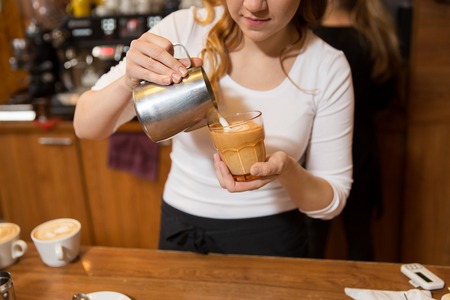 restaurantküchenausrüstungsliste 53577937 ausrüstung kaffeestube leute und technologiekonzept nah oben von strömender creme der frau zum tasse kaffee an cafébar oder und nah oben von restaurantküchenausrüstungsliste 53577937 ausrüstung kaffeestube leute und technologiekonzept nah oben von strömender creme der frau zum tasse kaffee an cafébar oder und nah oben von